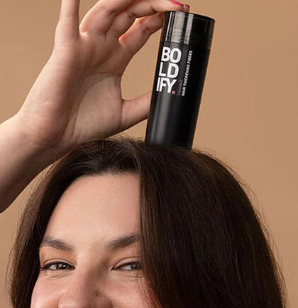 Sofortige F&uuml;lle, die den ganzen Tag h&auml;lt dank der haarverdichtenden Fasern von Boldify.