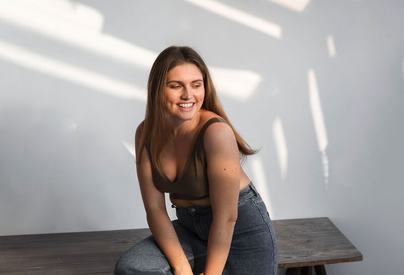 Rötliche Reflexe in braunem Haar neutralisieren