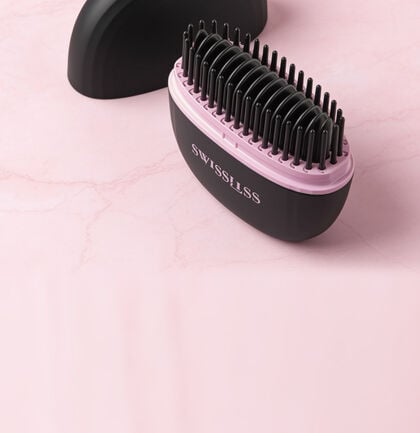 Kompakt, kabellos und leicht mitzunehmen &ndash; die beheizbare Mini-B&uuml;rste XOXO von Swissliss ist dein perfekter Begleiter f&uuml;r schnelle Styling-Auffrischungen unterwegs!