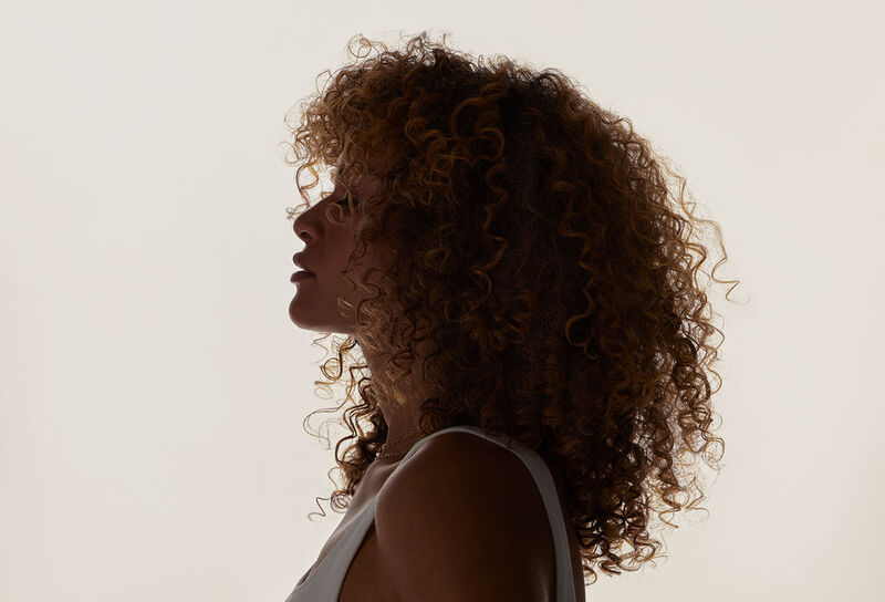 Pflege für Locken mit OLAPLEX