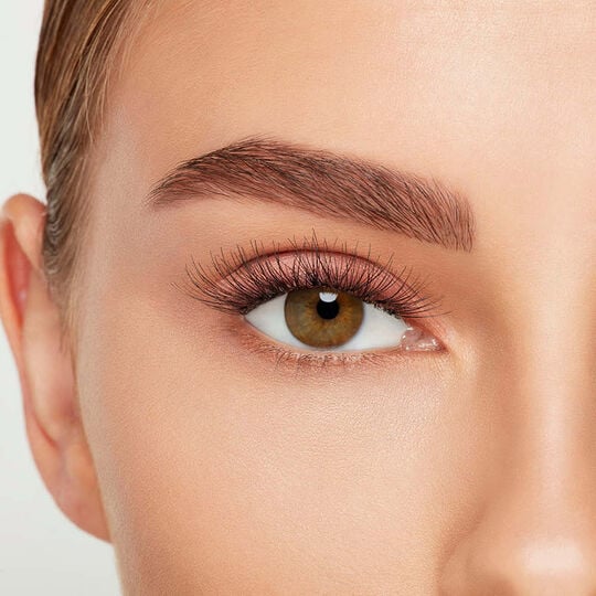 Einzelne falsche Wimpern in mittleren B&uuml;scheln