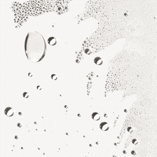 Volumengebendes und sch&uuml;tzendes Spray